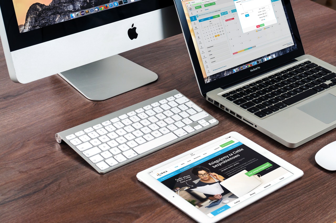 desktop, notebook e ipad na mesa